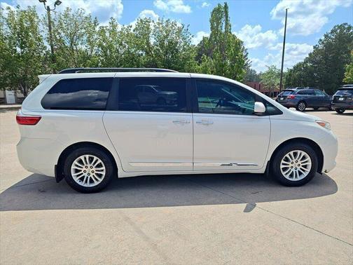 2017 Toyota Sienna XLE