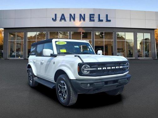 Oxford White 2025 Ford Bronco Outer Banks
