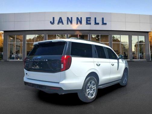 Oxford White 2025 Ford Expedition Active