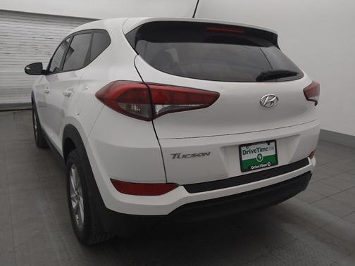 Dazzling White 2017 Hyundai TUCSON SE