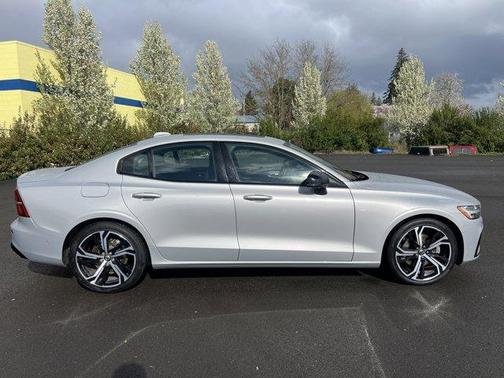 2024 Volvo S60 B5 Plus Dark Theme