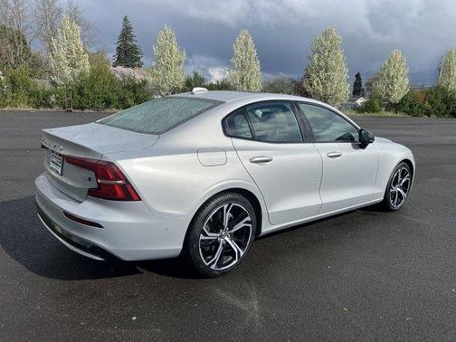 2024 Volvo S60 B5 Plus Dark Theme