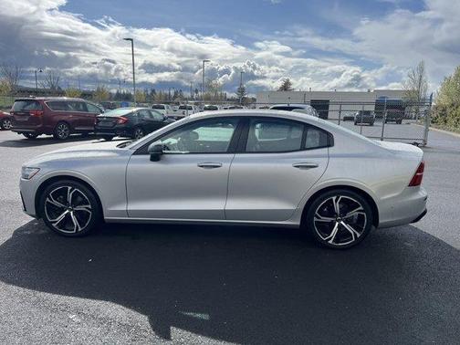 2024 Volvo S60 B5 Plus Dark Theme