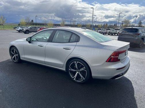 2024 Volvo S60 B5 Plus Dark Theme