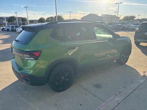 2025 Volkswagen Taos 1.5T SE Black