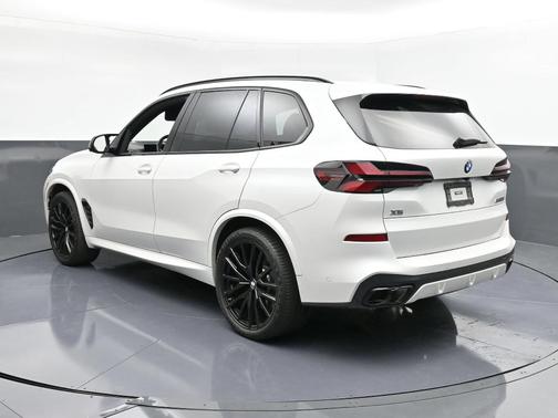 2024 BMW X5 M60i