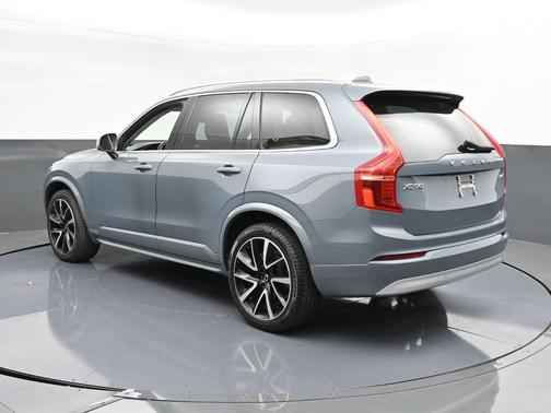 2022 Volvo XC90 T6 Momentum 7 Passenger