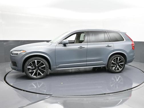 2022 Volvo XC90 T6 Momentum 7 Passenger
