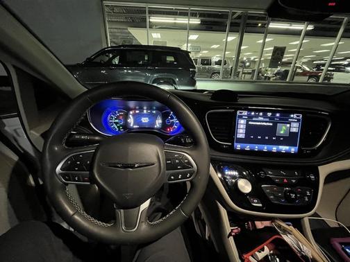 2023 Chrysler Pacifica Hybrid Limited