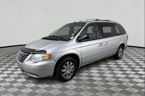 Bright Silver Metallic Clearcoat 2007 Chrysler Town & Country Limited