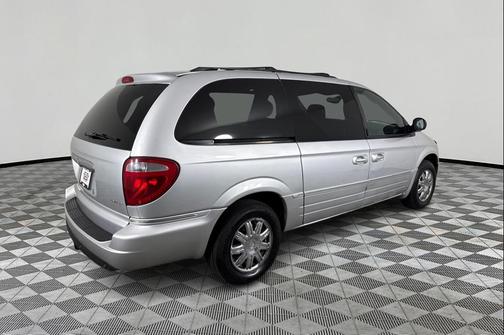 Bright Silver Metallic Clearcoat 2007 Chrysler Town & Country Limited