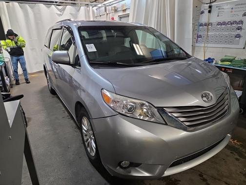 2017 Toyota Sienna XLE