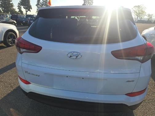 Dazzling White 2017 Hyundai TUCSON SE