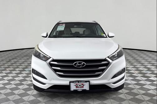 Dazzling White 2017 Hyundai TUCSON SE