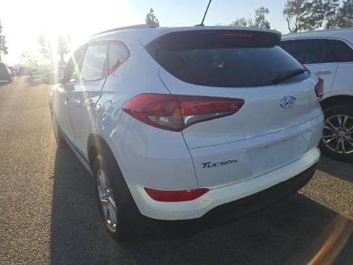 Dazzling White 2017 Hyundai TUCSON SE