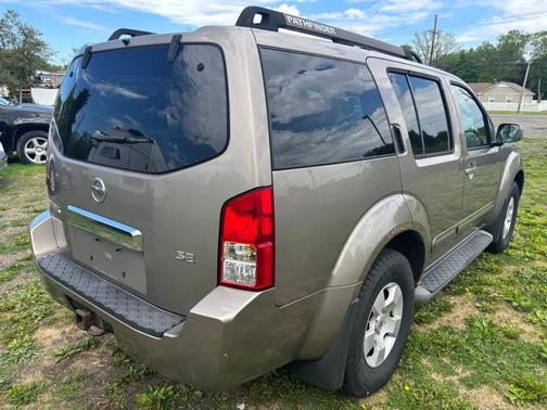 Gold 2007 Nissan Pathfinder SE