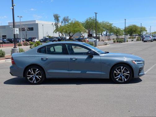 2024 Volvo S60 B5 Plus Dark Theme