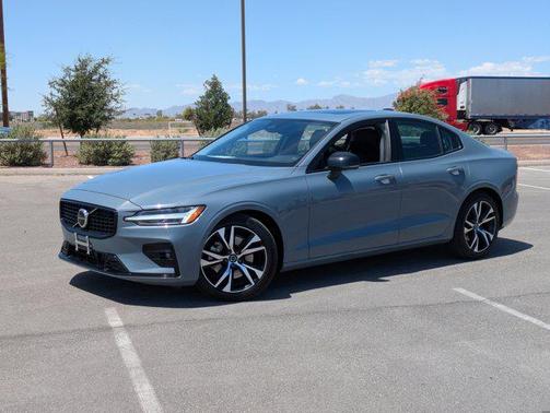 2024 Volvo S60 B5 Plus Dark Theme