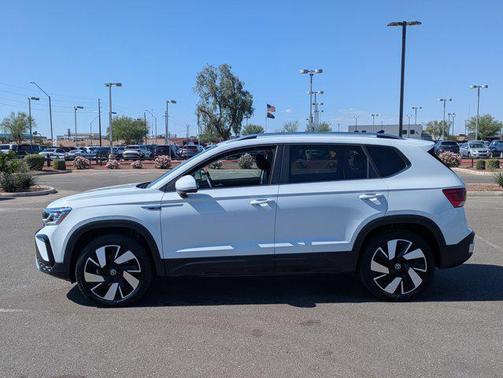 White 2024 Volkswagen Taos 1.5T SEL