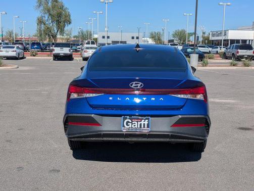 2025 Hyundai ELANTRA SE