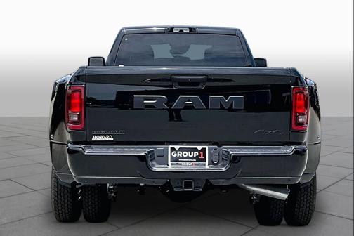 Diamond Black Crystal Pearlcoat 2026 RAM 3500 Big Horn Crew Cab 4x4 8' Box