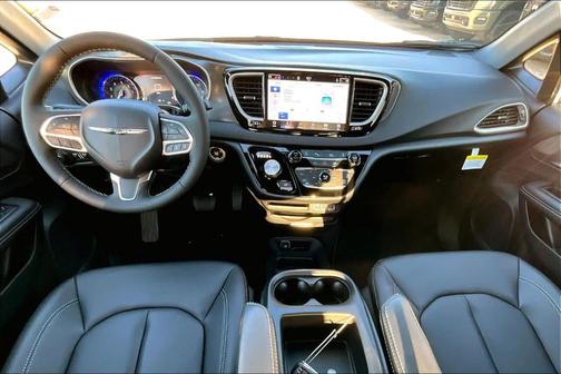 2025 Chrysler Voyager LX