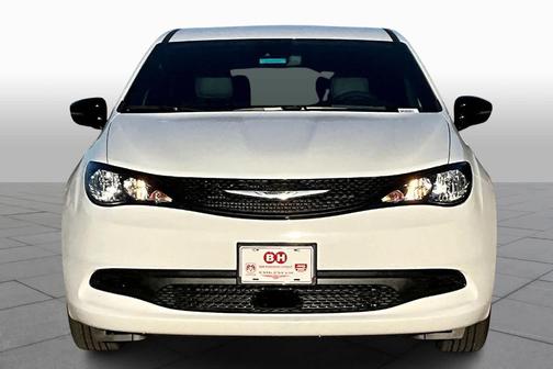 2025 Chrysler Voyager LX