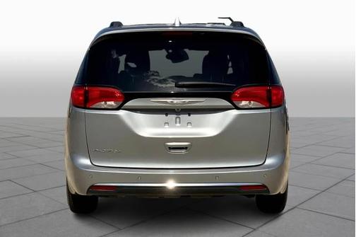 Photo 4 of 32 of 2017 Chrysler Pacifica Touring-L