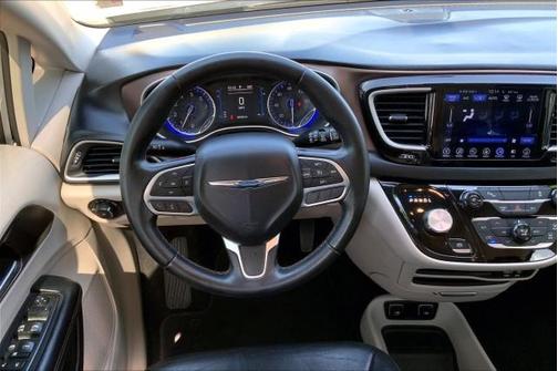 Photo 5 of 32 of 2017 Chrysler Pacifica Touring-L