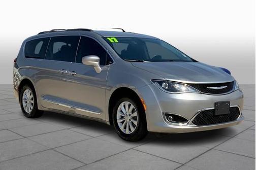 Photo 2 of 32 of 2017 Chrysler Pacifica Touring-L