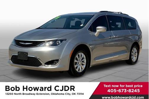 Photo 1 of 32 of 2017 Chrysler Pacifica Touring-L