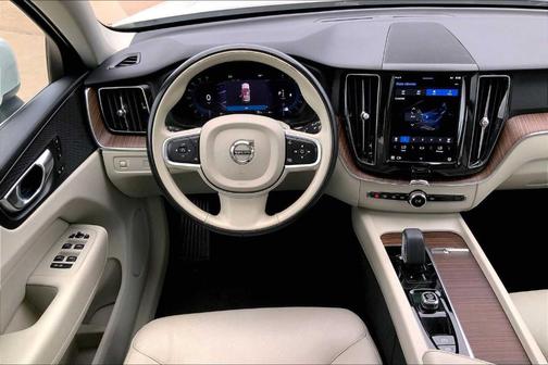 2022 Volvo XC60 B5 Momentum