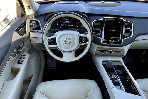 2023 Volvo XC90 B5 Plus