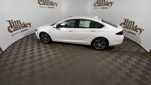 Summit White 2018 Buick Regal Sportback Essence