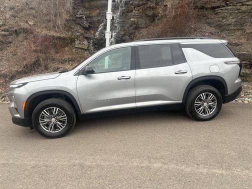 Sterling Gray Metallic 2025 Chevrolet Traverse LT
