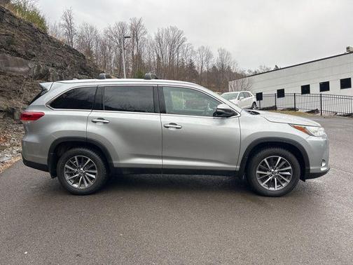 Celestial Silver Metallic 2019 Toyota Highlander XLE