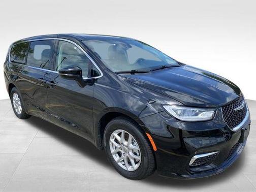 Diamond Black Crystal Pearlcoat 2024 Chrysler Pacifica Touring L