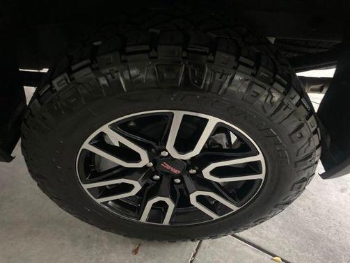 Summit White 2025 GMC Sierra 1500 AT4