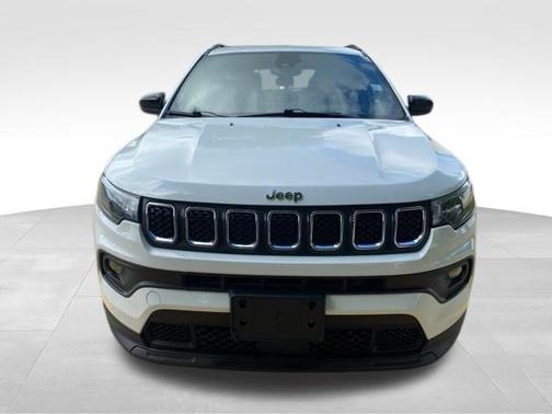Bright White Clearcoat 2023 Jeep Compass Latitude