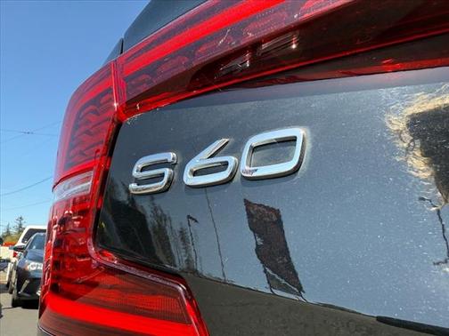 2022 Volvo S60 T5 Momentum