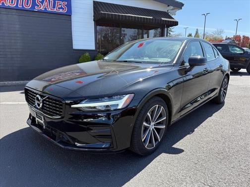 2022 Volvo S60 T5 Momentum