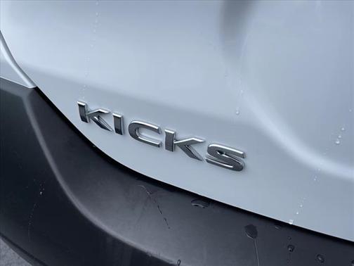 Photo 4 of 31 of 2019 Nissan Kicks S