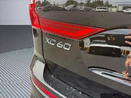 Onyx Black Metallic 2024 Volvo XC60 B5 Plus Dark Theme