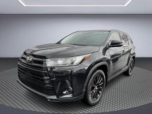 Midnight Black Metallic 2019 Toyota Highlander SE