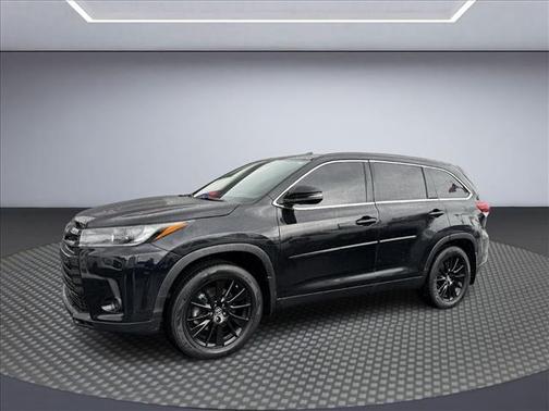 Midnight Black Metallic 2019 Toyota Highlander SE