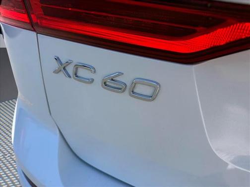 Crystal White Metallic 2018 Volvo XC60 T5 Momentum