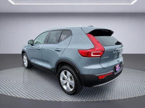 Denim Blue Metallic 2022 Volvo XC40 T5 Momentum