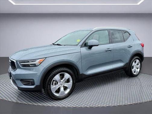 Denim Blue Metallic 2022 Volvo XC40 T5 Momentum