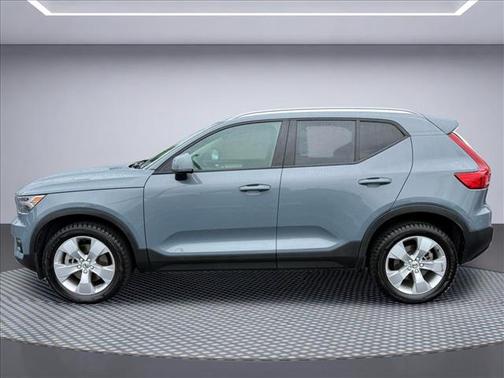 Denim Blue Metallic 2022 Volvo XC40 T5 Momentum
