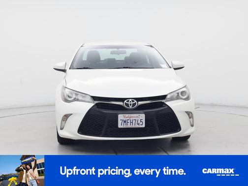 White 2015 Toyota Camry SE